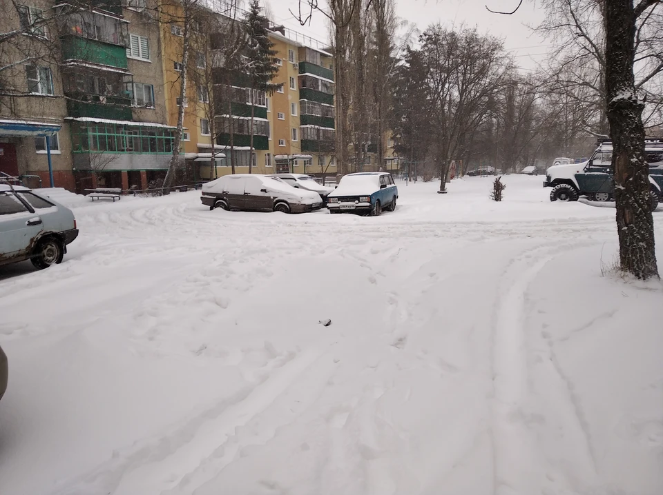 Во многих дворах снег не убран