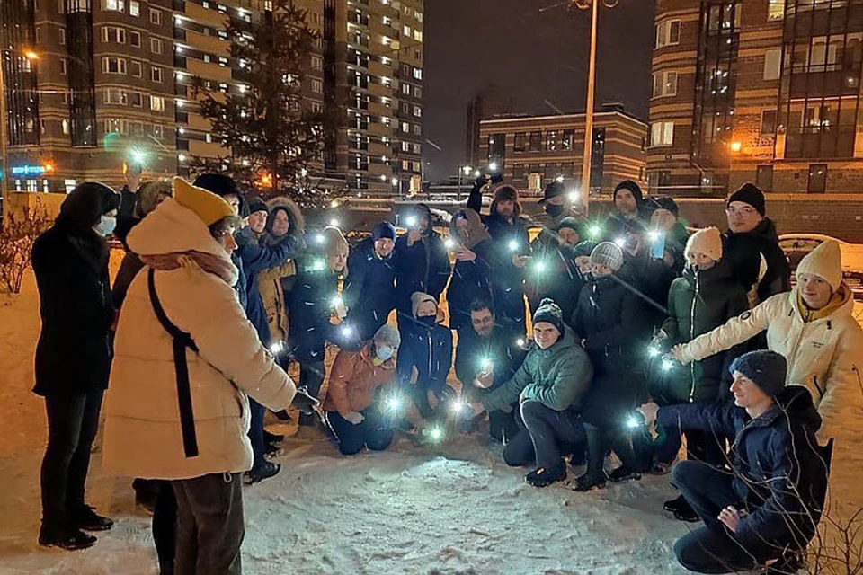 Участники организовали «светостояния» в родных дворах. Телеграм-канал «Протестный Петербург»