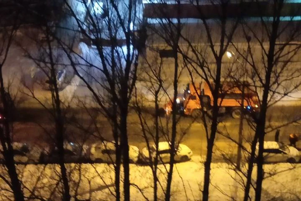 Снегоуборочная техника протаранила припаркованные машины в Купчино