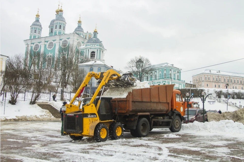За последние сутки с улиц Смоленска вывезли более 620 кубометров снега. Фото: smoladmin.ru
