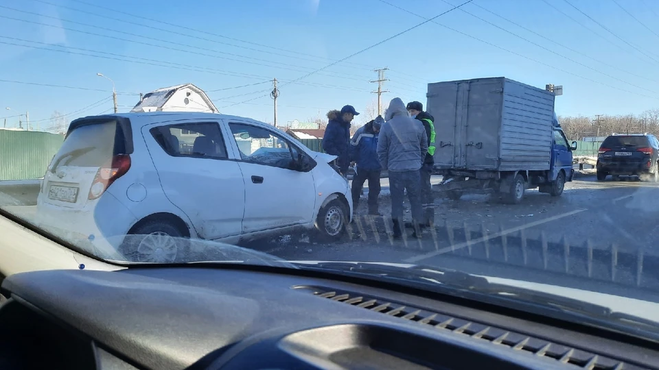 Легковушка заехала под прицеп грузовика