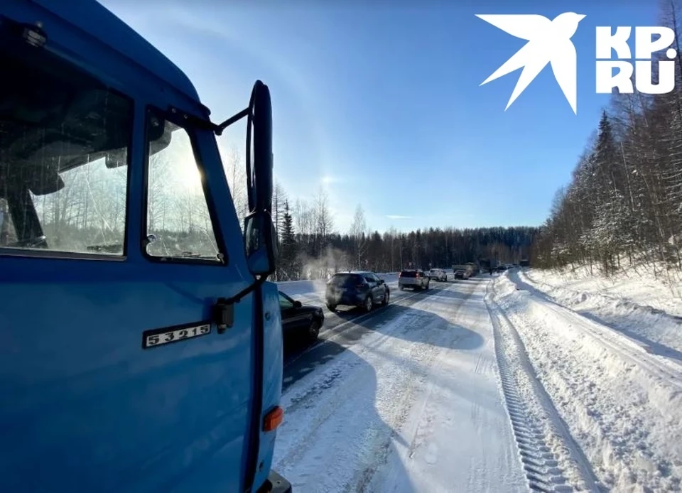 Большая пробка образовалась рядом с Ухтой на трассе из-за аварии. Фото: Аля Поздеева.