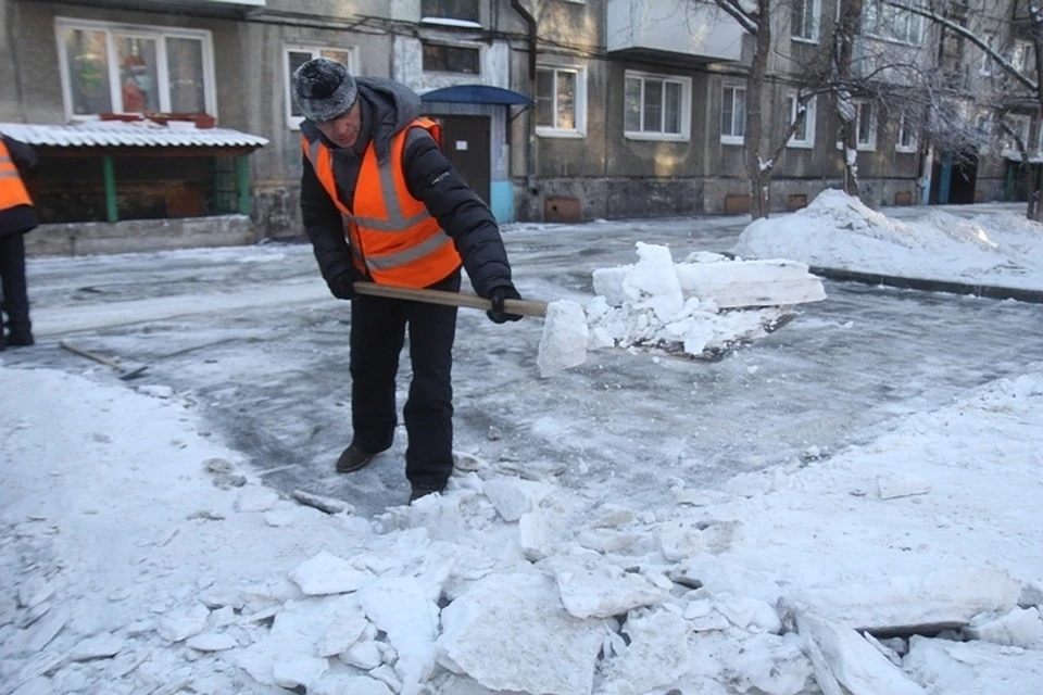 В Твери снег с тротуаров убирают 120 дворников