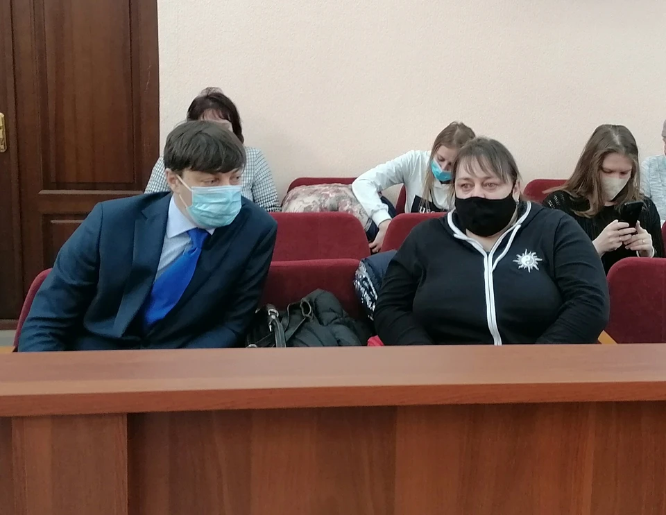 Участие в судебном разбирательств сестре погибшего даётся нелегко.