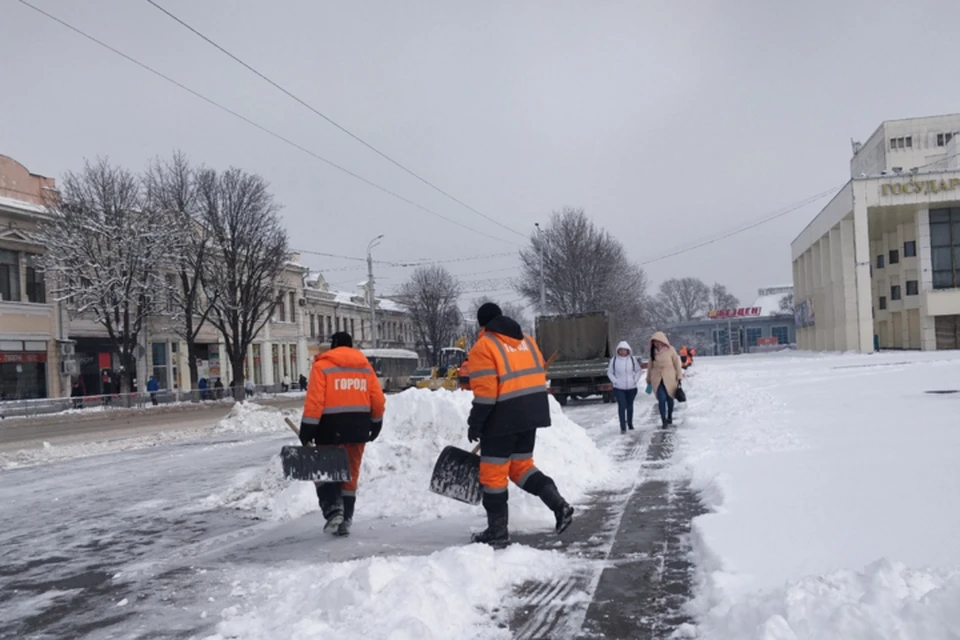 Коммунальщики продолжают устранять последствия непогоды