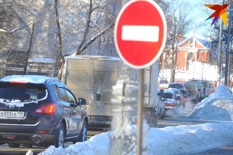 Перед мостом установлены предупреждающие знаки, запрещающие проезд по переправе.