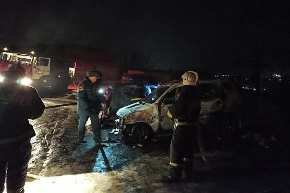 В поселке Парис острова Русский от огня пострадали три автомобиля. Фото: instagram.com/dps.control