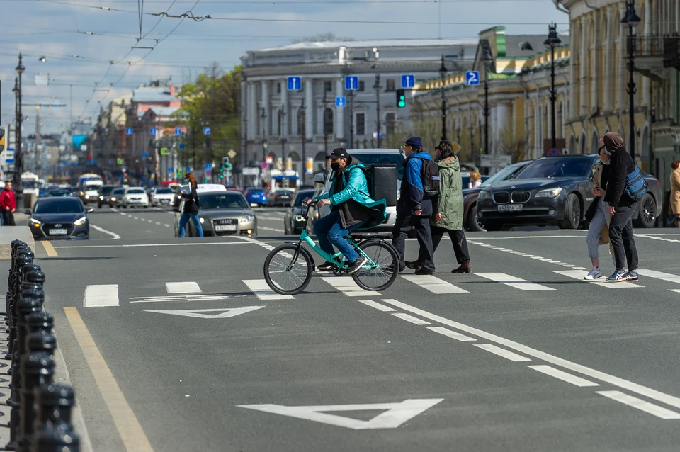 Опасные места в центре Петербурга потребовали оградить заборами.