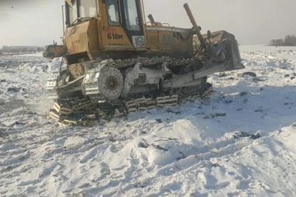 В Красноярске под бульдозер пустили больше тонны бельгийских груш. Фото: пресс-служба Россельхознадзора