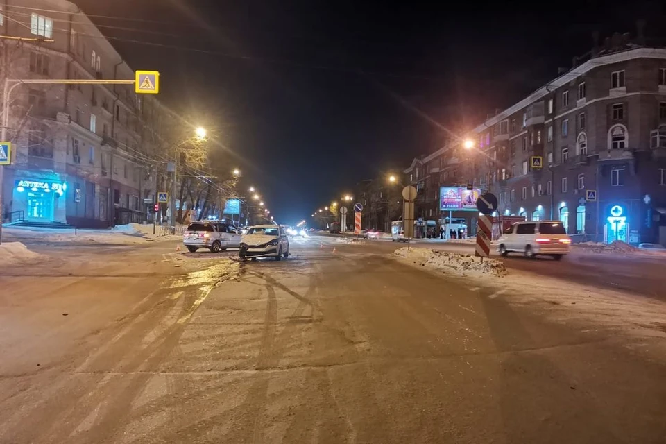 Два автомобиля столкнулись воскресным вечером. Фото: ГИБДД