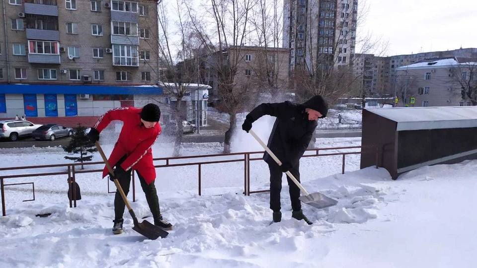 Студенты вышли на уборку снега.