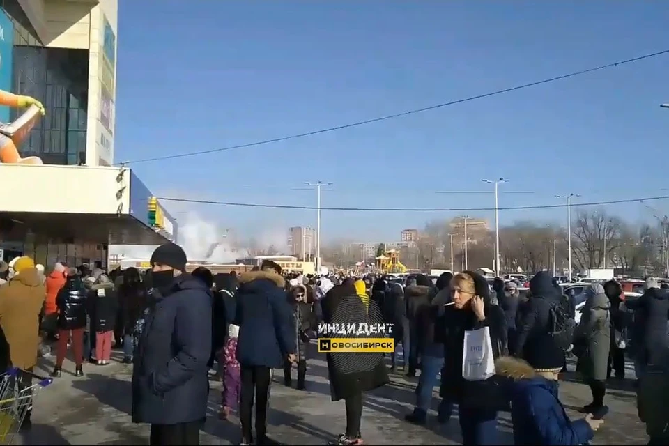 В Новосибирске эвакуировали торговый центр «Континент» на улице Троллейная в Ленинском районе. Фото: Кадр из видео