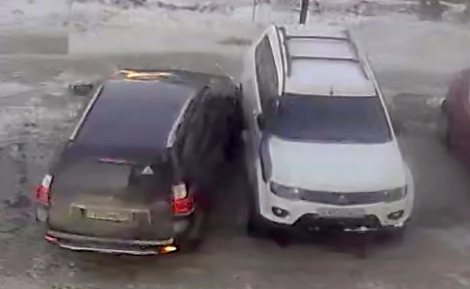 В Новосибирске мужчина на иномарке поцарапал чужое авто пока парковался. Фото: Кадр из видео