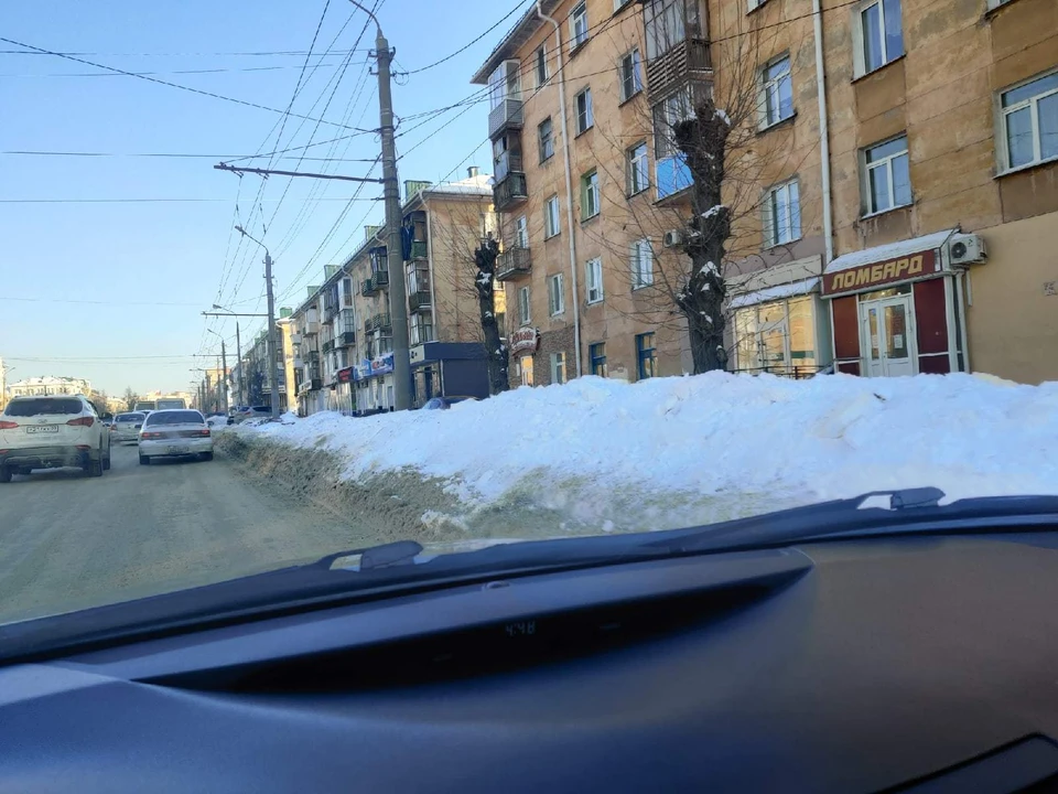 Омичи продолжают замечать глубокие колеи на дорогах и сугробы на обочинах.