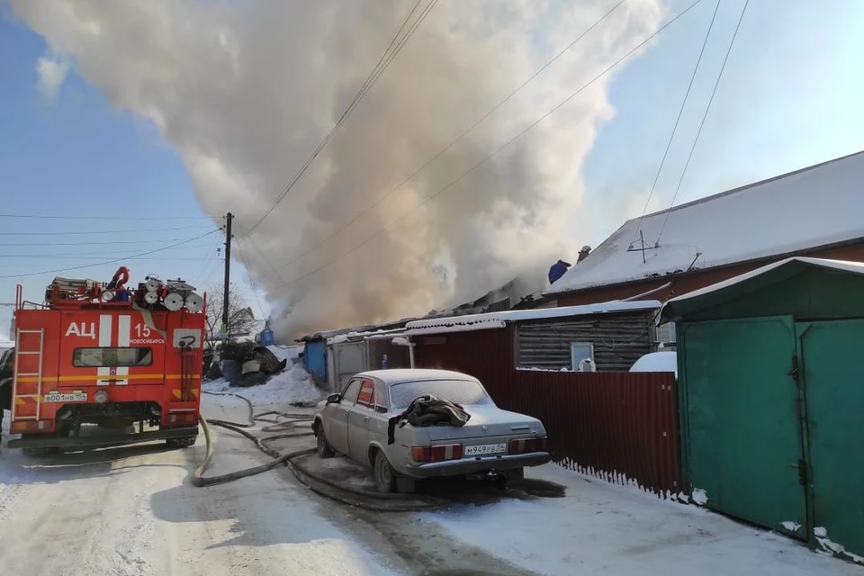 Страшный пожар уничтожил два дома. Фото: МЧС по Новосибирской области