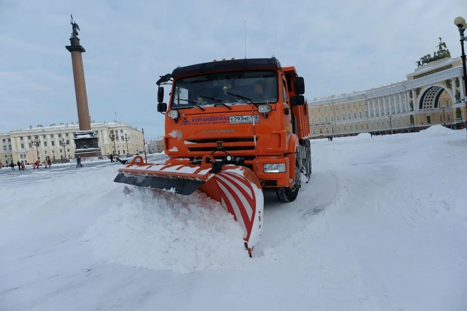 В Петербурге вывезли с улиц рекордное количество снега за всю зиму.