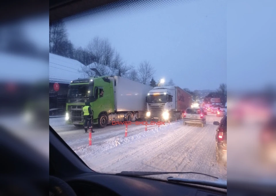 ДТП с двумя фурами заблокировало дорогу в Смоленске. Фото: Drive2-Smolensk.
