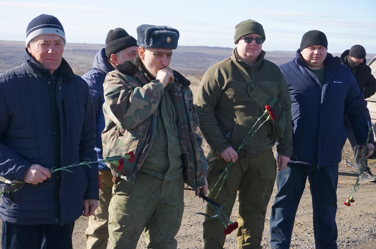 «Здесь в 1943 году снег был окрашен кровью»: Поисковики ДНР и «Комсомолка» побывали у высоты 121,7 на братской могиле