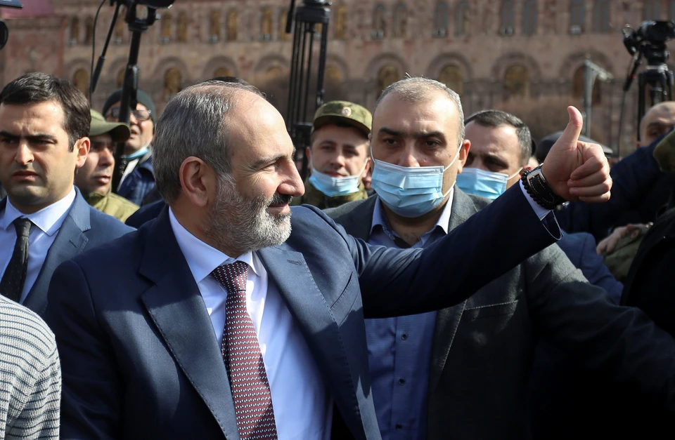 Премьер-министр Никол Пашинян весь день 25 февраля провел на улицах города со своими сторонниками и с семьей.