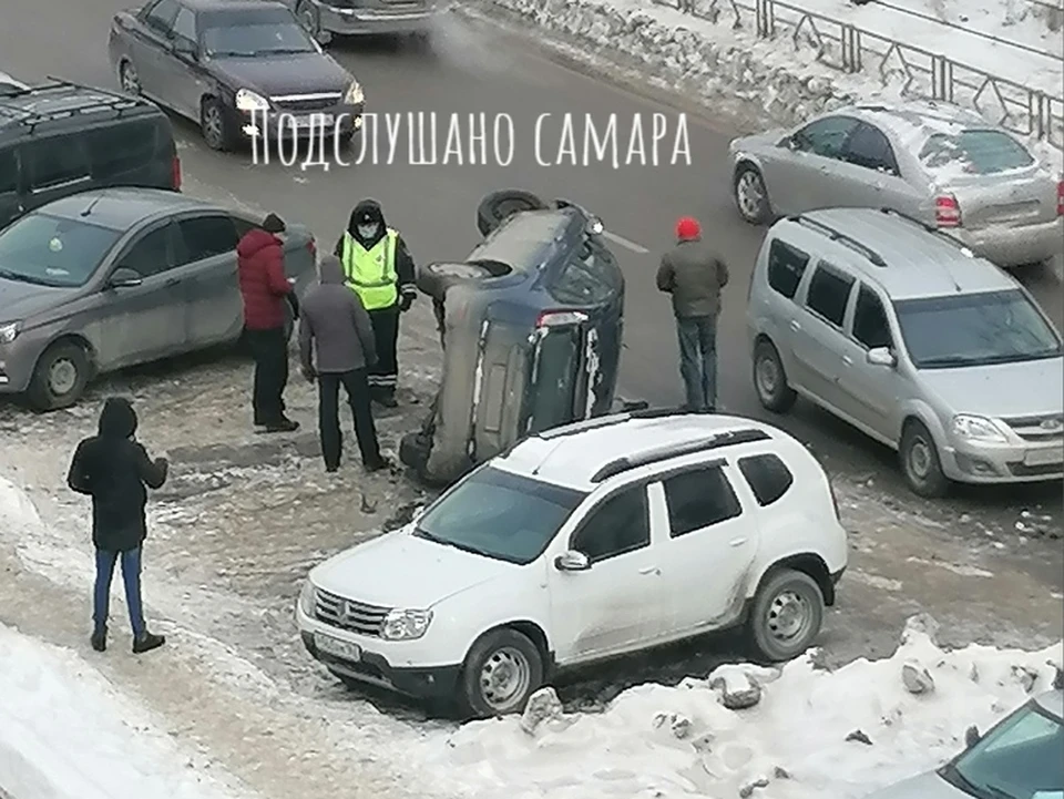 Очевидцы делятся фотографиями с места ДТП в соцсетях Фото: Подслушано Самара/ВК