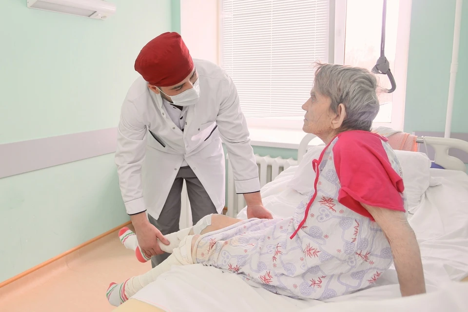В Тобольске подняли на ноги 83-летнюю пациентку со сложным переломом бедра.