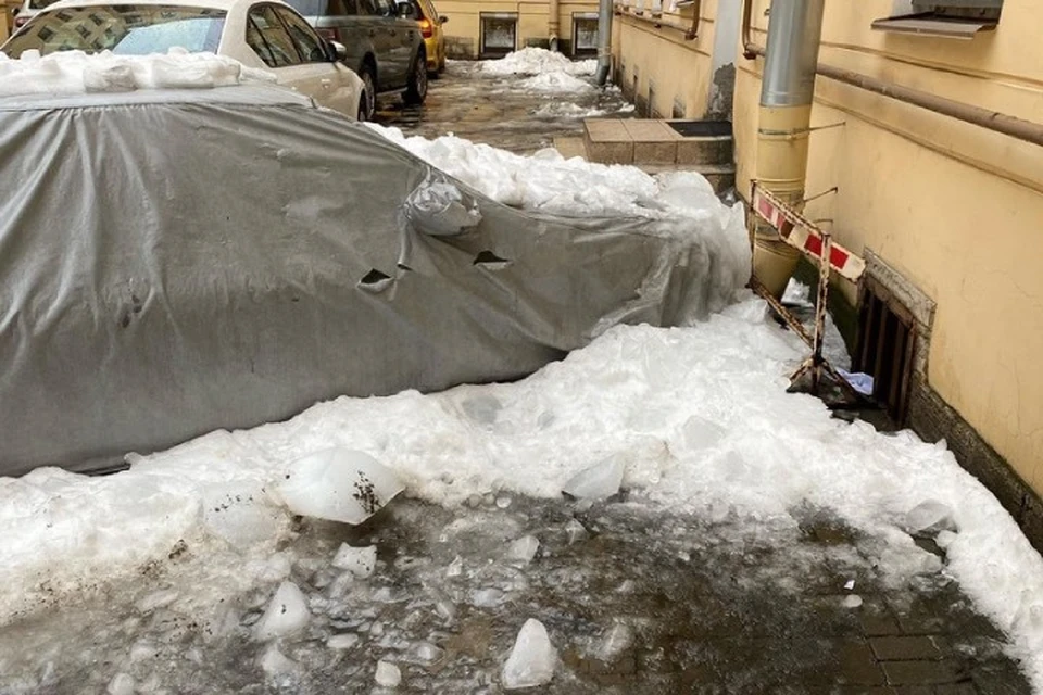 В центре Петербурга глыбы льда повредили десяток машин