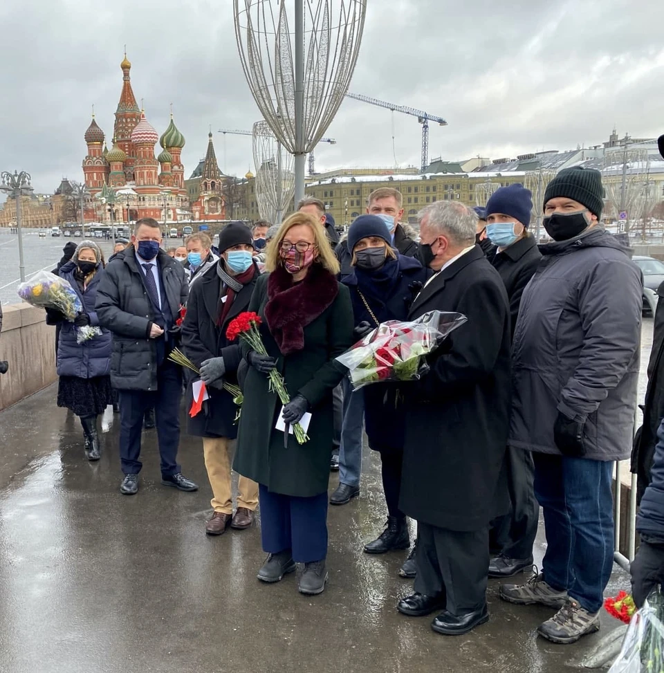 Посол Великобритании Дебора Броннерт почтила память Бориса Немцова. Фото: Посольство Великобритании в Москве