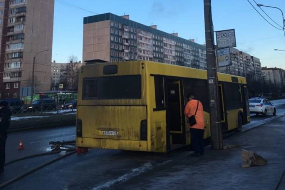 В Петербурге загорелся пассажирский автобус утром 2 марта