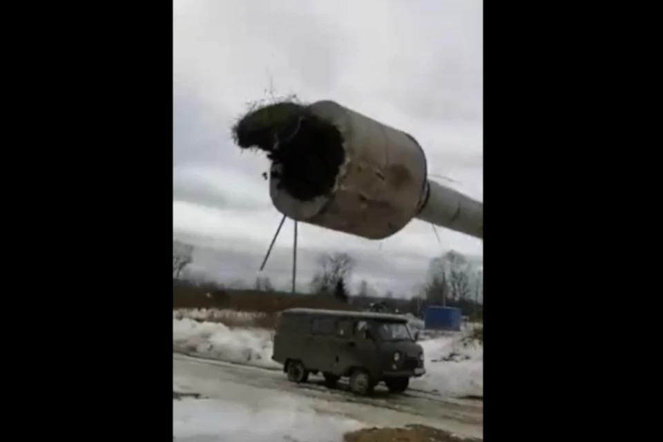 За мгновение до того, как башня раздавит автомобиль. Фото: стоп-кадр видео «Оленинская буханка» Павла Витяхова/ВК/ПОДСЛУШАНО У ВОДИТЕЛЕЙ. ТВЕРЬ.