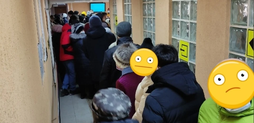Омичи стоят в длинных очередях ради справки от врача.