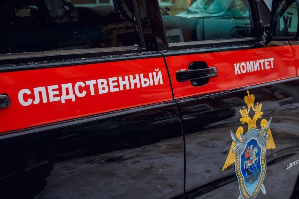 На теле мужчины нашли повреждения, характерные для падения с высоты; следователи работают на месте происшествия.