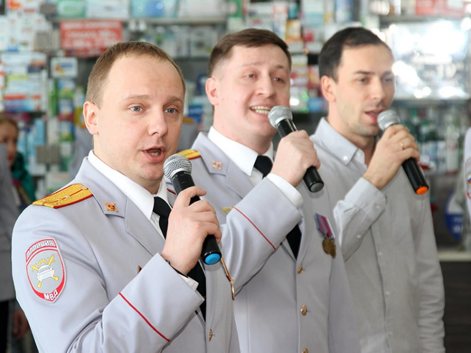 Красноярские полицейские устроили концерт для сотрудниц краевой больницы. Фото: пресс-служба ГУ МВД России по краю