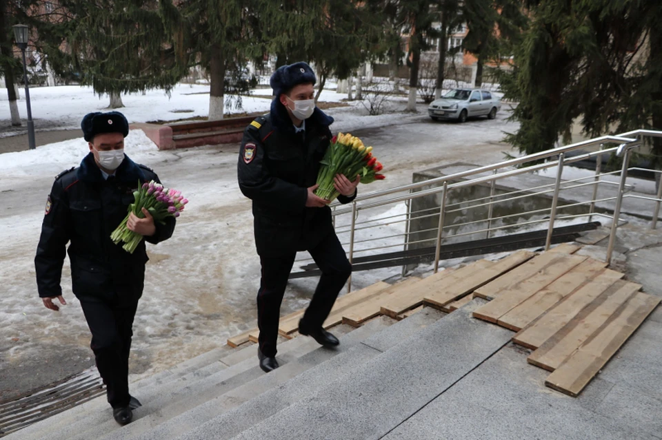 Полицейские вручили медработницам цветы с теплыми словами и благодарностями