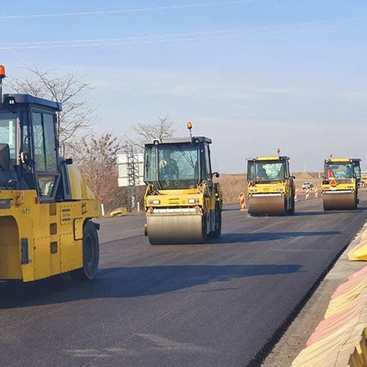 На дороге Симферополь - Джанкой приступили к укладке верхнего слоя асфальта  - KP.RU