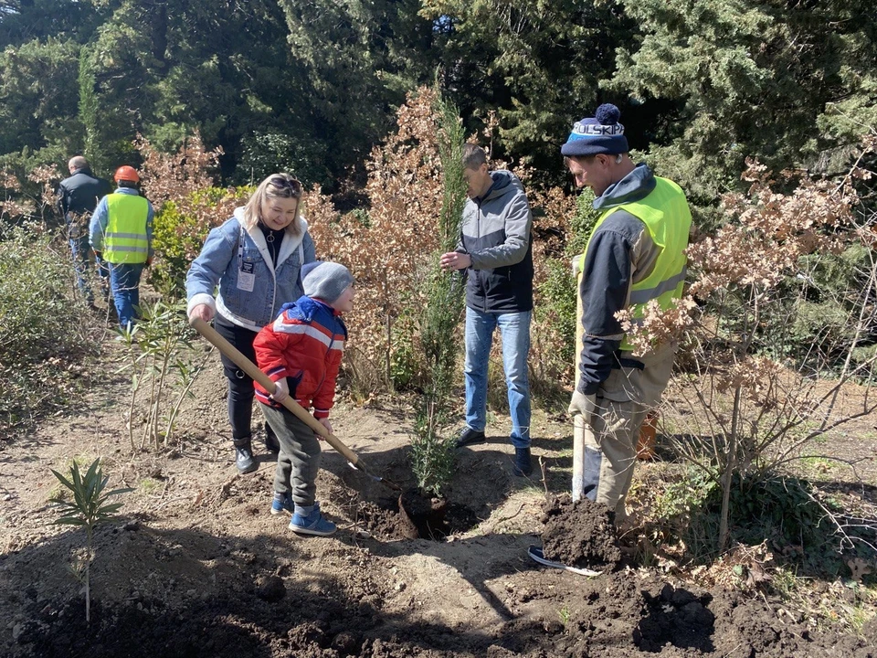 В акции принимали участие взрослые и дети. Фото: пресс-служба правительства РК