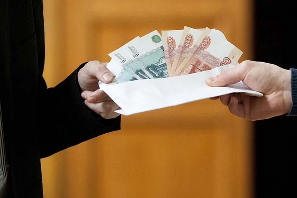 Госслужащего задержали с поличным, утверждают правоохранители.