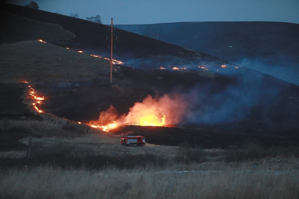 В Хакасии от степного пожара едва не загорелся поселок Шира