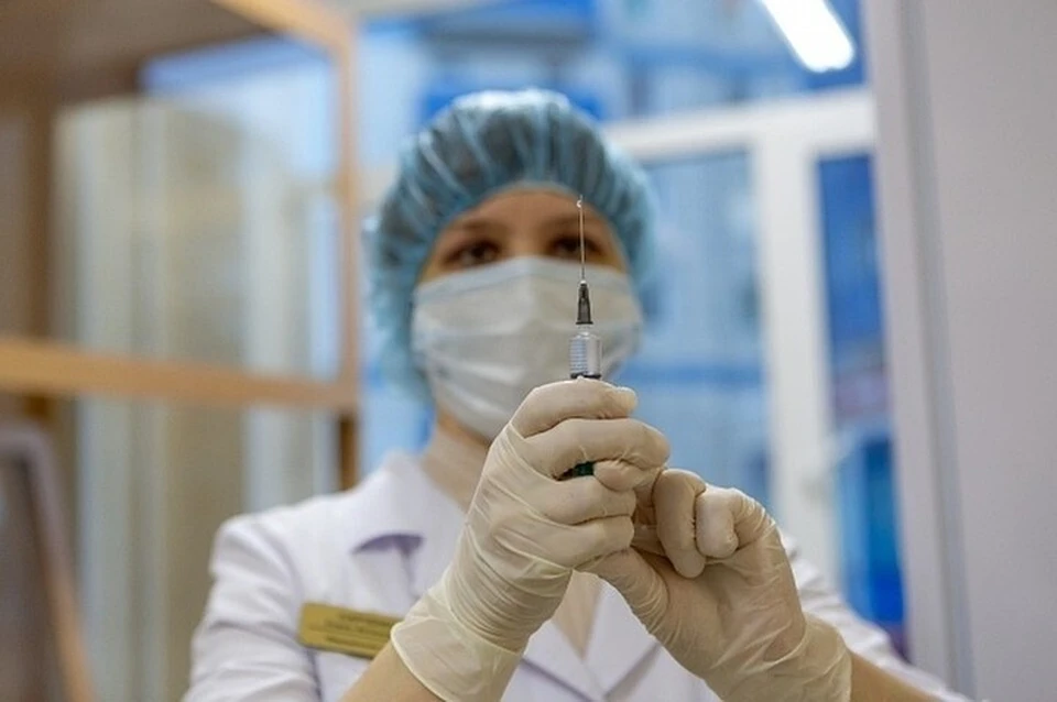 Новосибирские вирусологи испытывают вакцину от оспы.