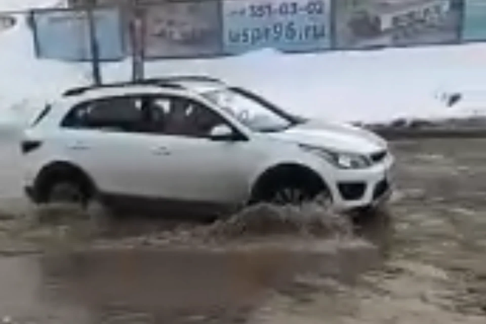 Так выглядели улицы утром 8 марта. Видео: Инцидент.Первоуральск, Катерина Шишкарева, vk.com/inc196