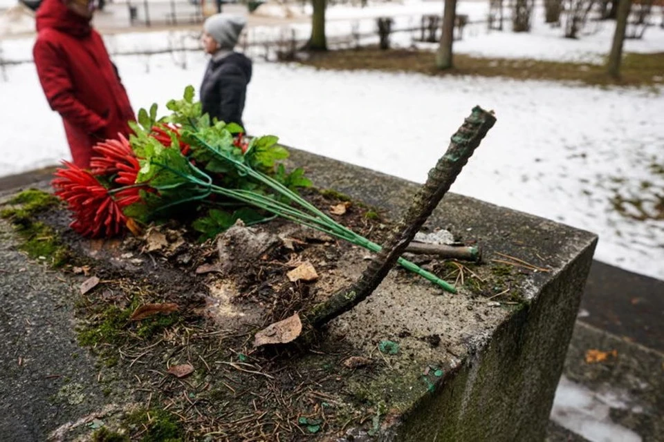 Полиция Латвии нашла украденную с советского мемориала пушку. Фото: официальная страница посольства России в Латвии в Facebook