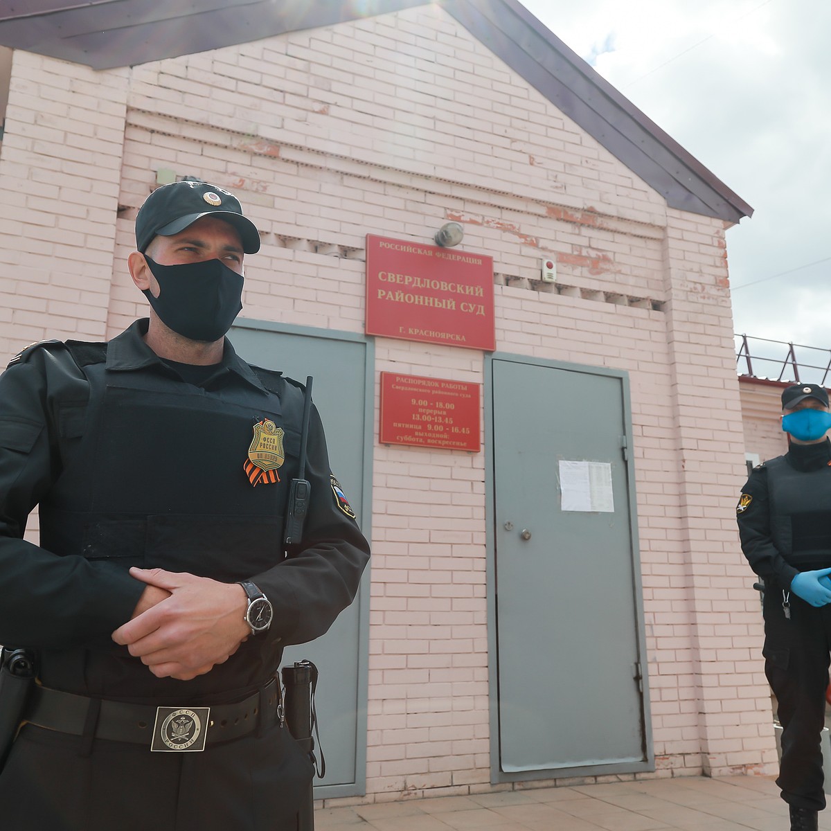 Обвиненный в краже житель Красноярска пытался пронести в суд ракетницу -  KP.RU