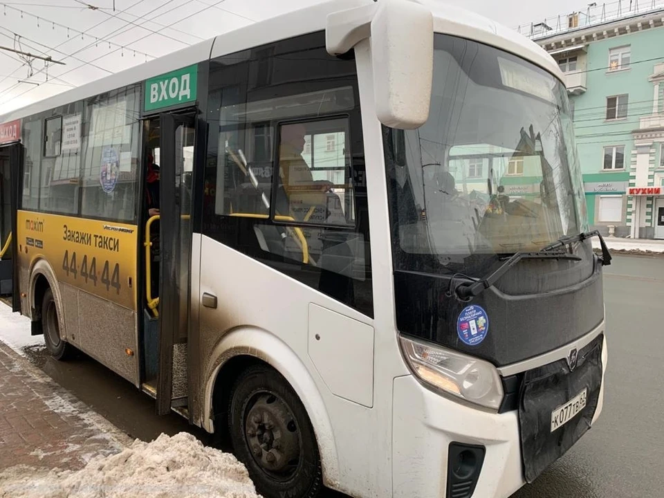 Зимой рязанцы часто были вынуждены подолгу ждать транспорт на морозе из-за нечищеных дорог, а потом буквально втискиваться в него.