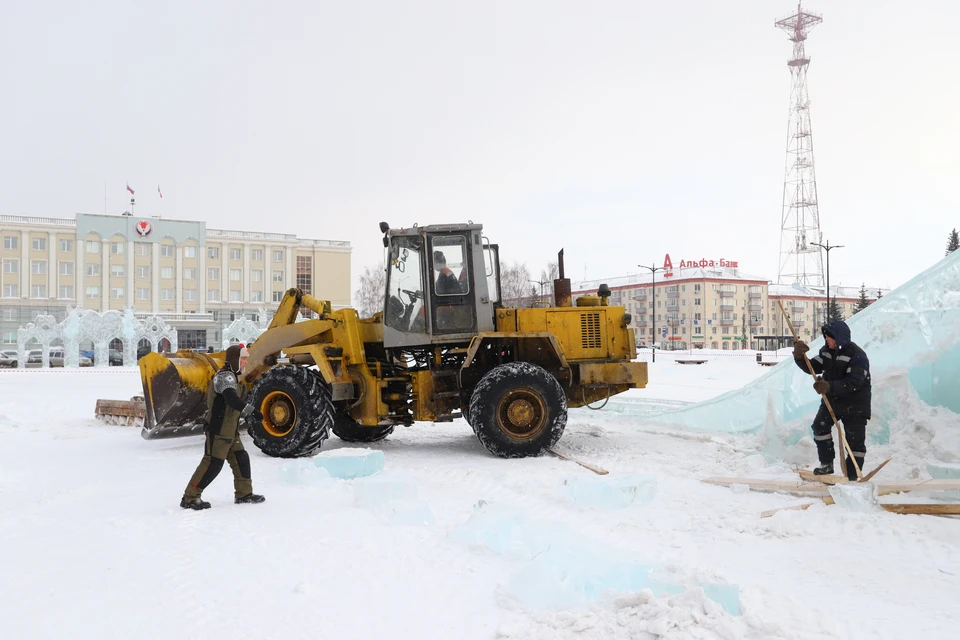 Снос горок и других скульптур ведется с помощью трактора