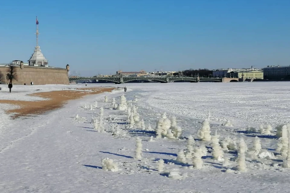 У Петропавловской крепости появилось множество ледяных столбиков. Фото: instagram.com/svetshade