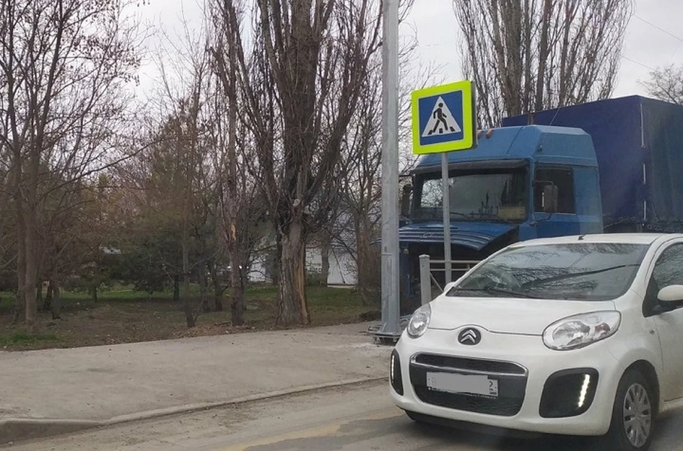 Фура снесла дорожное ограждение. Фото: Автопартнер Крым Симферополь Севастополь/ВКонтакте