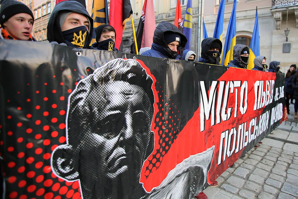 Марш националистов с портретом Романа Шухевича во Львове.