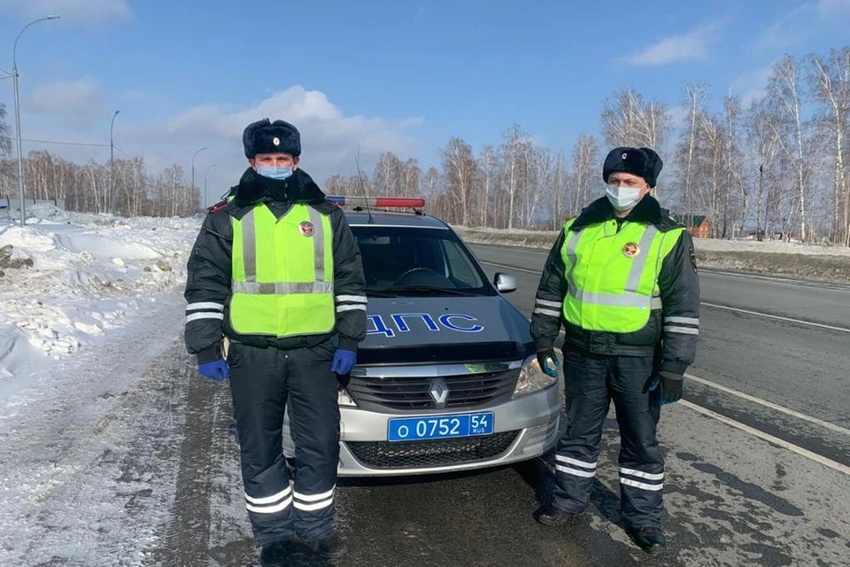 Сотрудники ГИБДД помогли доставить в больницу 1,5-годовалую девочку. Фото: Госавтоинспекция по Новосибирской области