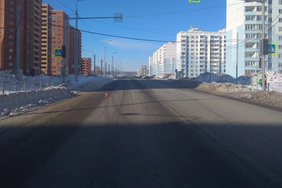 Кроссовер наехал на девушку, переходившую дорогу. Фото: ГИБДД по Новосибирску