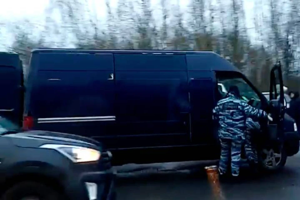 Пробка образовалась в Петербурге из-за досмотра машин полицией