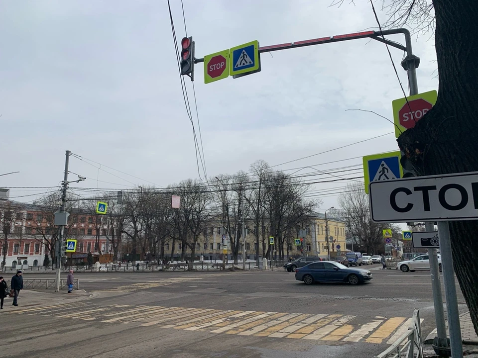Светодиодные ленты дублируют цвет светофора